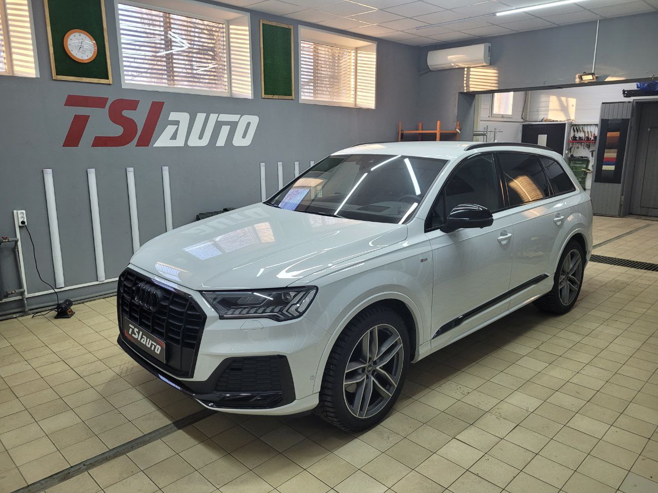 Шумоизоляция Audi Q7 в Москве 